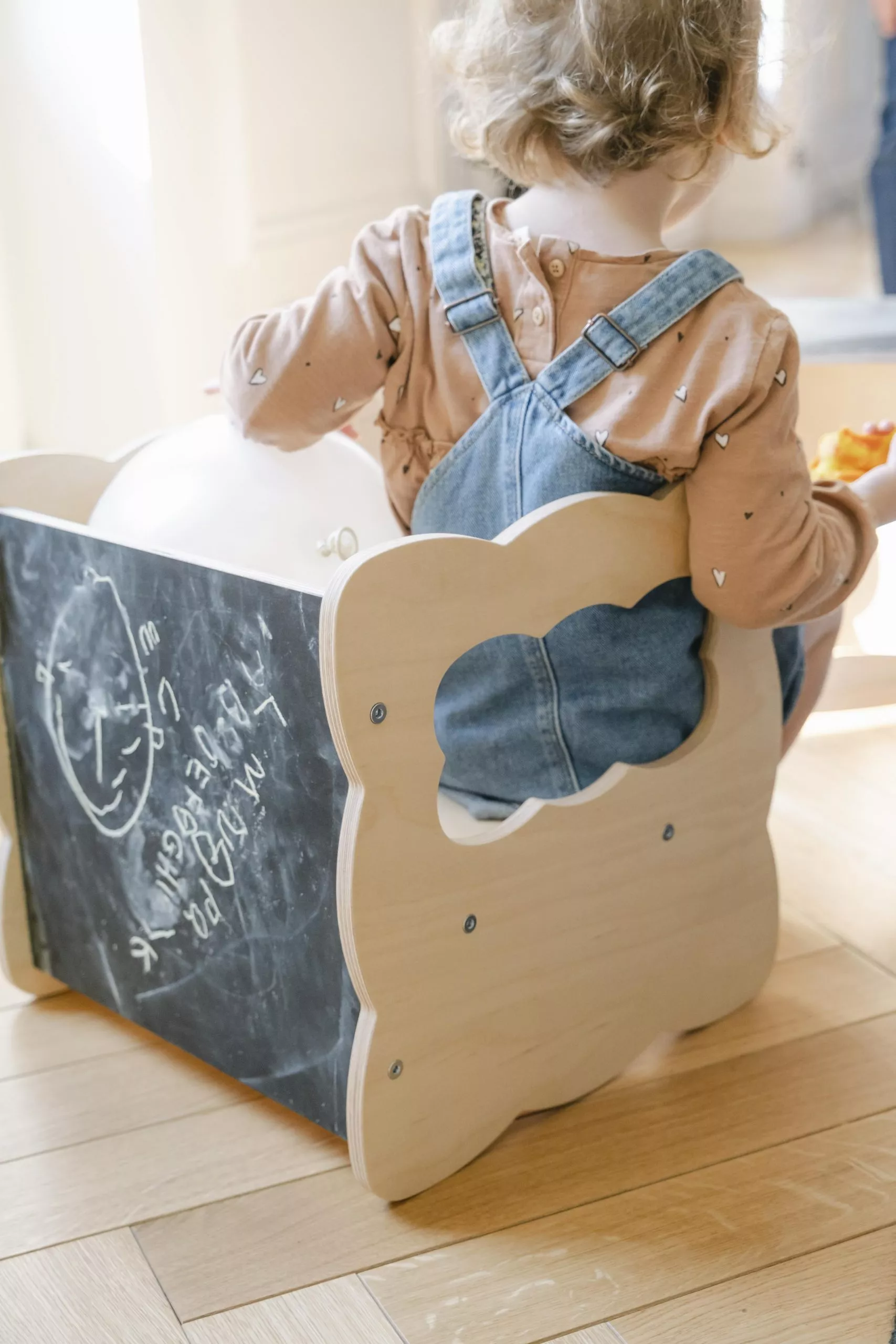 Comment Choisir une Chaise Montessori (ou Cube) pour Votre Enfant ?