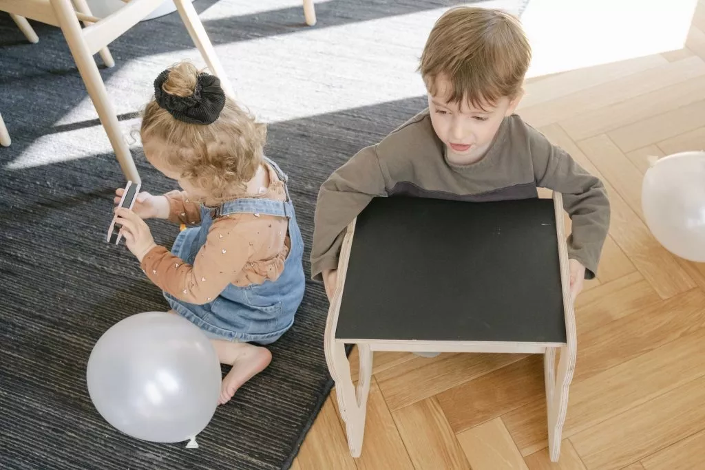 Chaise et table pour enfants, ensemble de chaises Montessori, chaise cube  grise, table et chaise de sevrage, chaise et table réglables, table pour  enfants, chaise en bois -  France