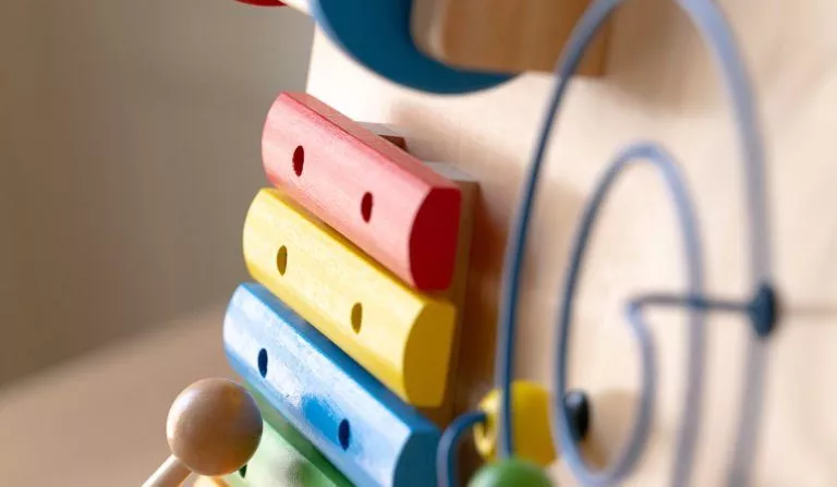 Tableau d'activité en bois busy board Montessori pour enfant dès 3 ans