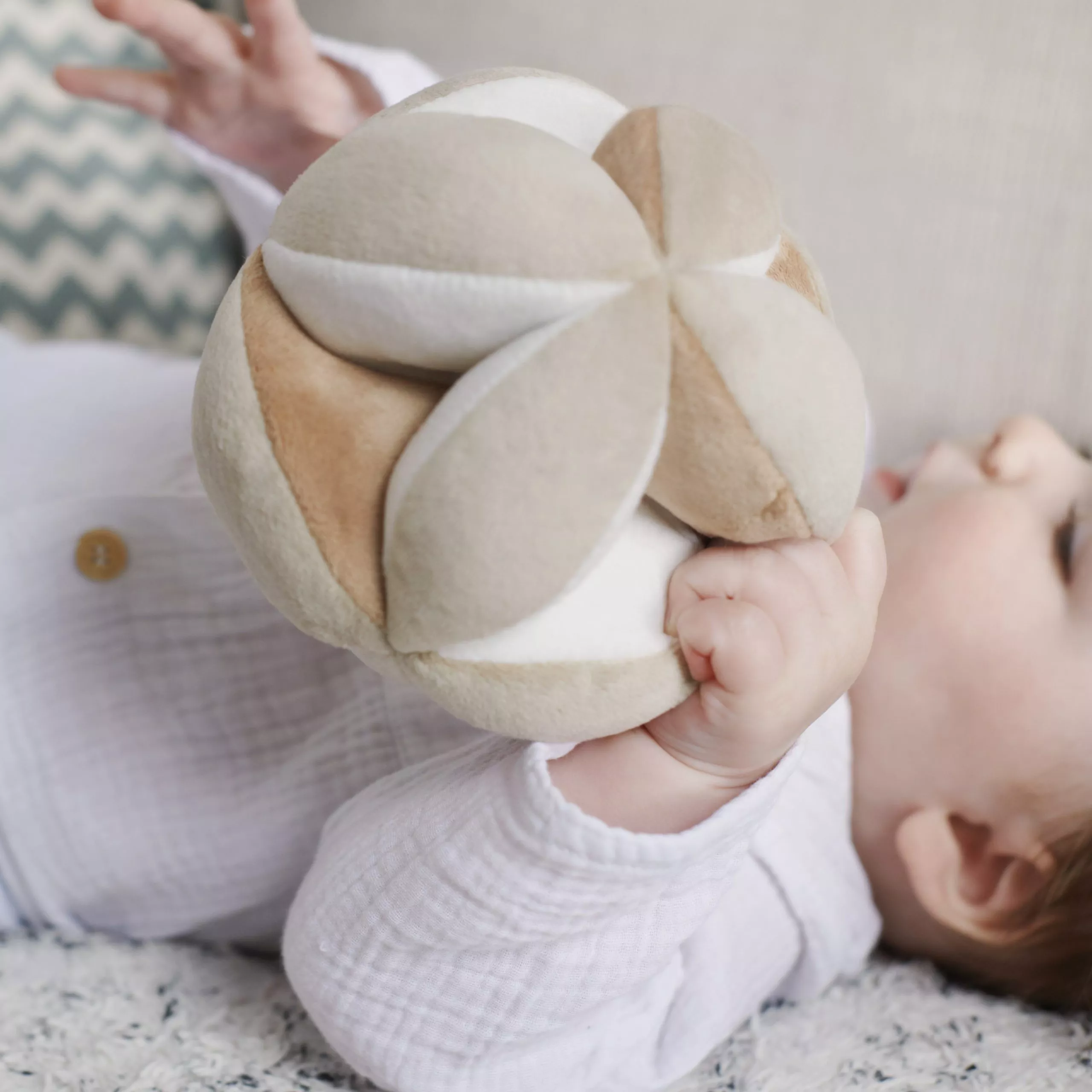 Balle de préhension montessori pour l'éveil de bébé en tissu certifié  oeko-tex et hochet de dentition en bois naturel : par chez_mademoiselle_ange