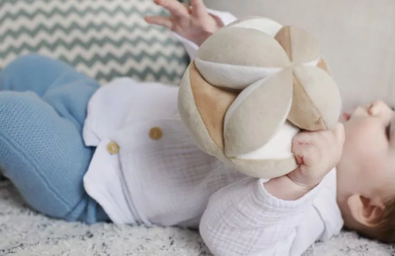 La balle de préhension Montessori pour bébé - Porter Guider Expérimenter