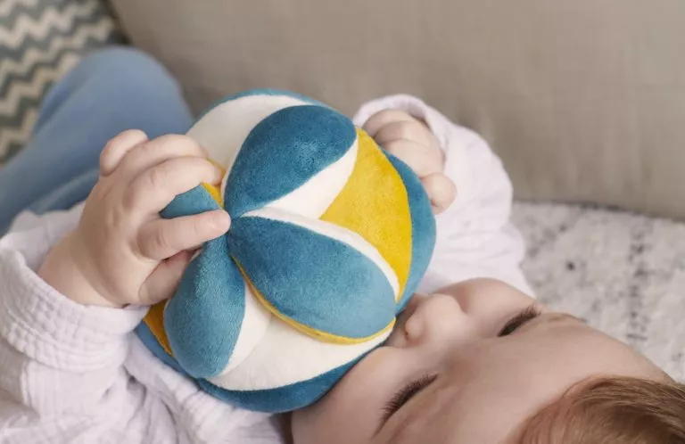 Balle de Préhension Montessori pour Bébé - Doudou en Tissu Yoka