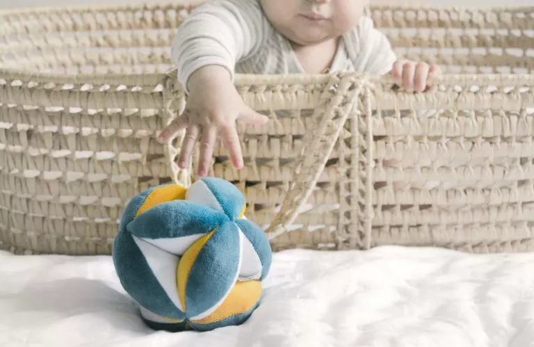 Balle de préhension montessori pour l'éveil de bébé en tissu certifié  oeko-tex et hochet de dentition en bois naturel : par chez_mademoiselle_ange