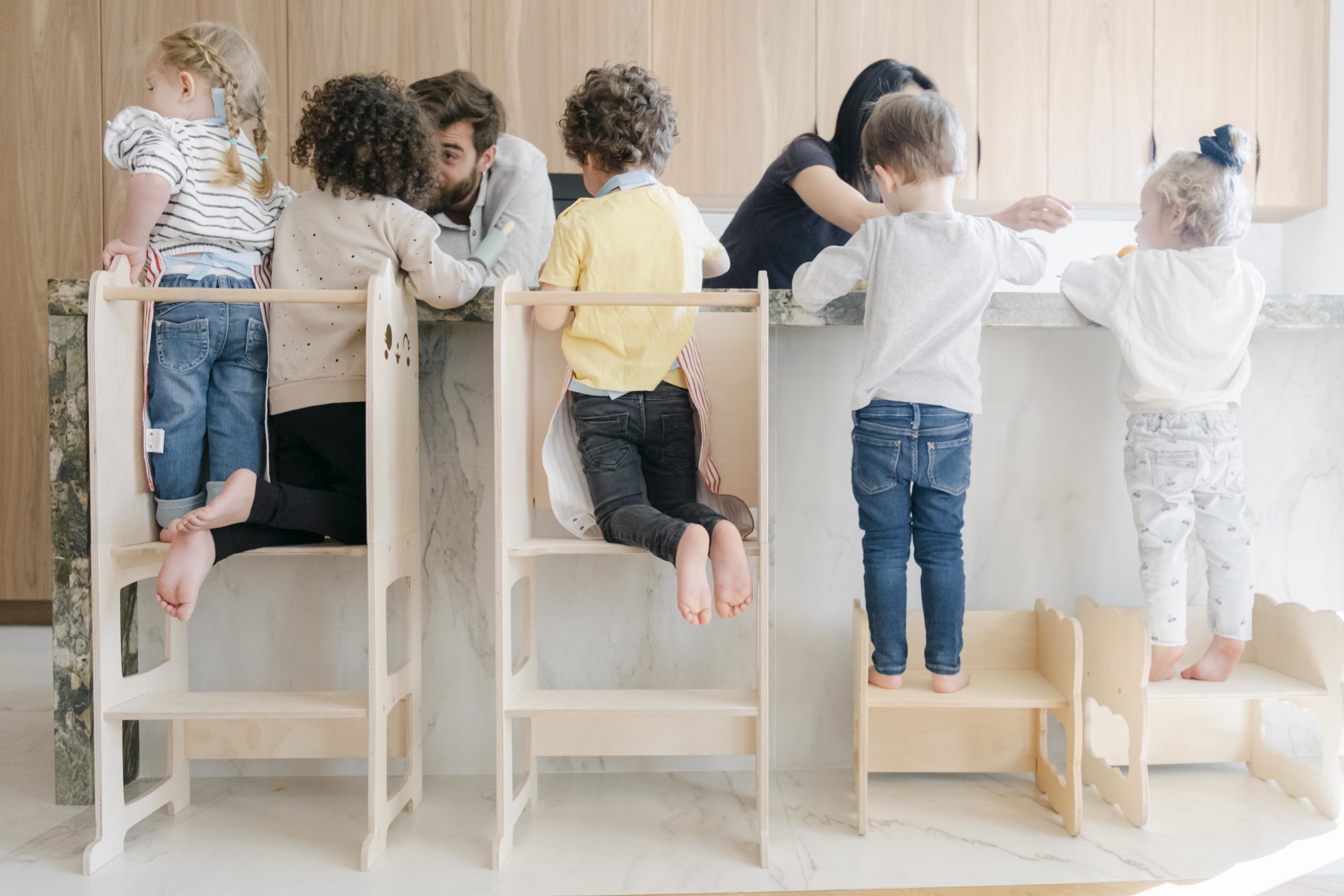 Ensemble pour deux enfants : tour Montessori 3 en 1 chaise